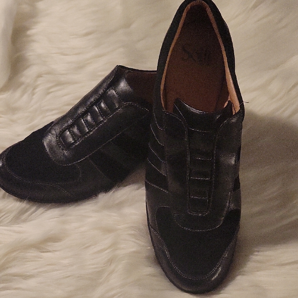 Sofft Elegant Black Leather Slip-On Loafers EUC size 10 M